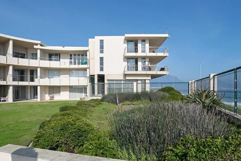 Ground-floor beachfront apartment, Lagoon Beach